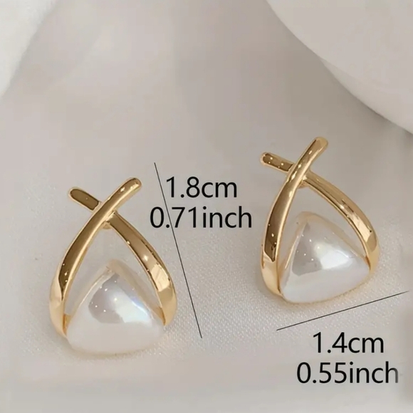 Fish-shaped Faux Pearl Earrings - Picture 3 of 3